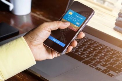 Muškarac istražuje kako uplatiti novac na online kladionicu